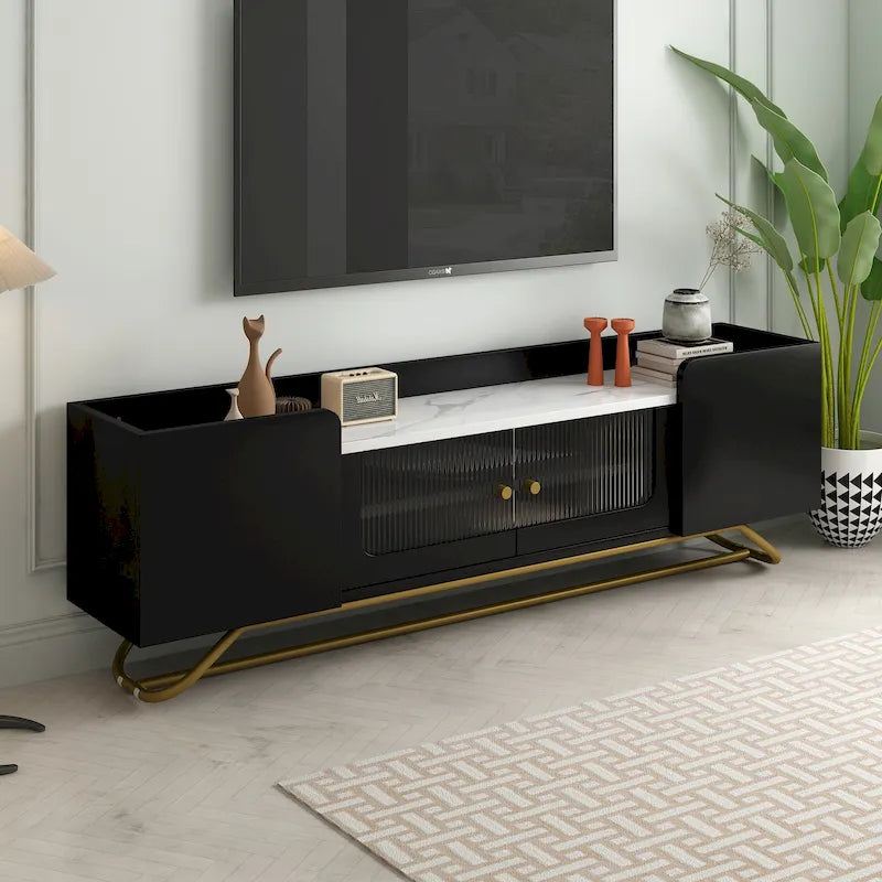 Meuble TV blanc avec portes en verre cannelé et cadre en métal doré