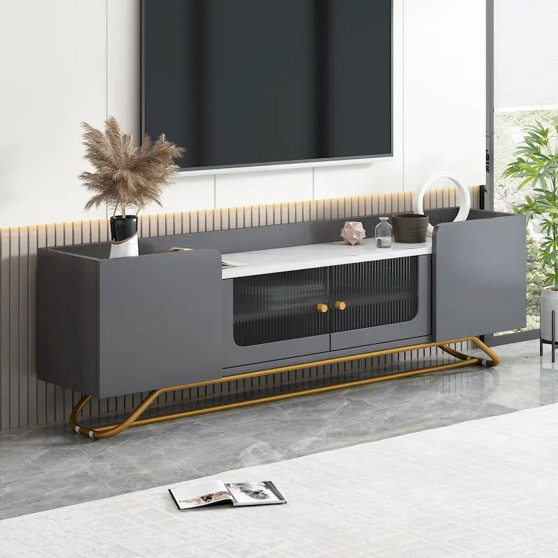 Meuble TV blanc avec portes en verre cannelé et cadre en métal doré