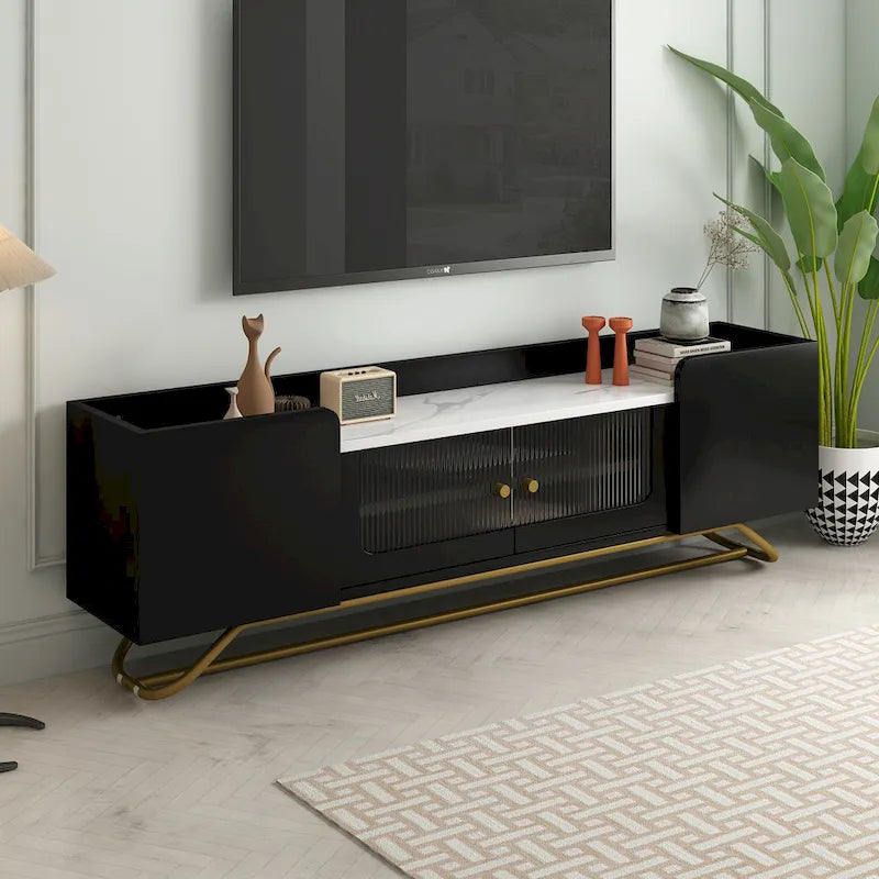Meuble TV blanc avec portes en verre cannelé et cadre en métal doré