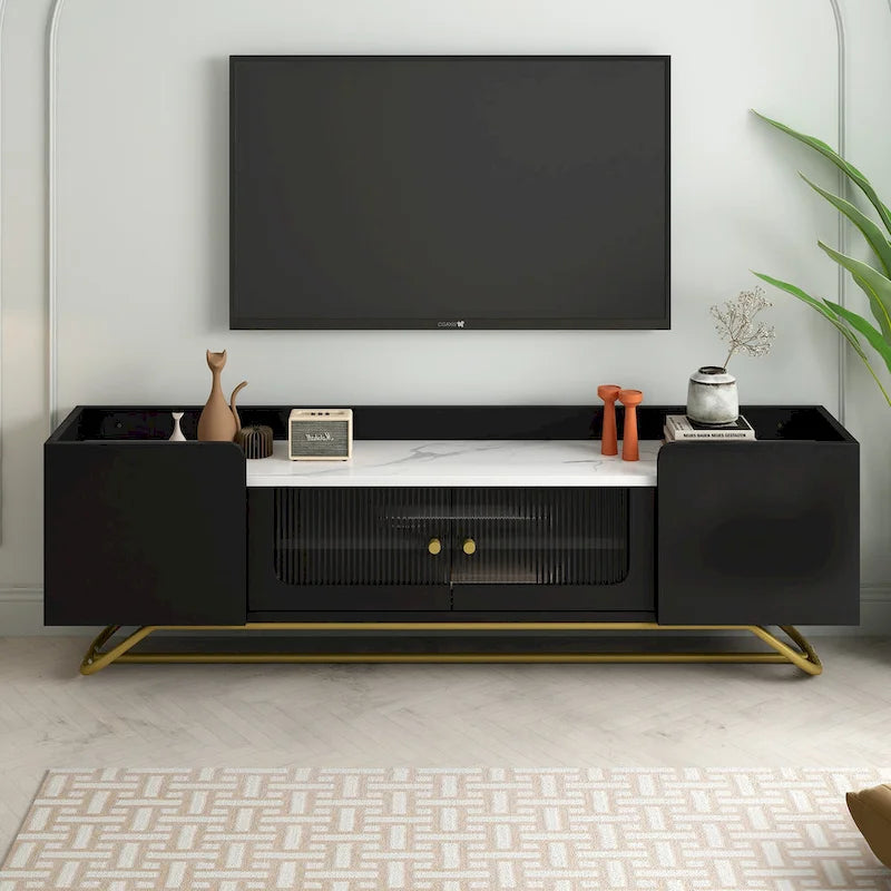 Meuble TV blanc avec portes en verre cannelé et cadre en métal doré