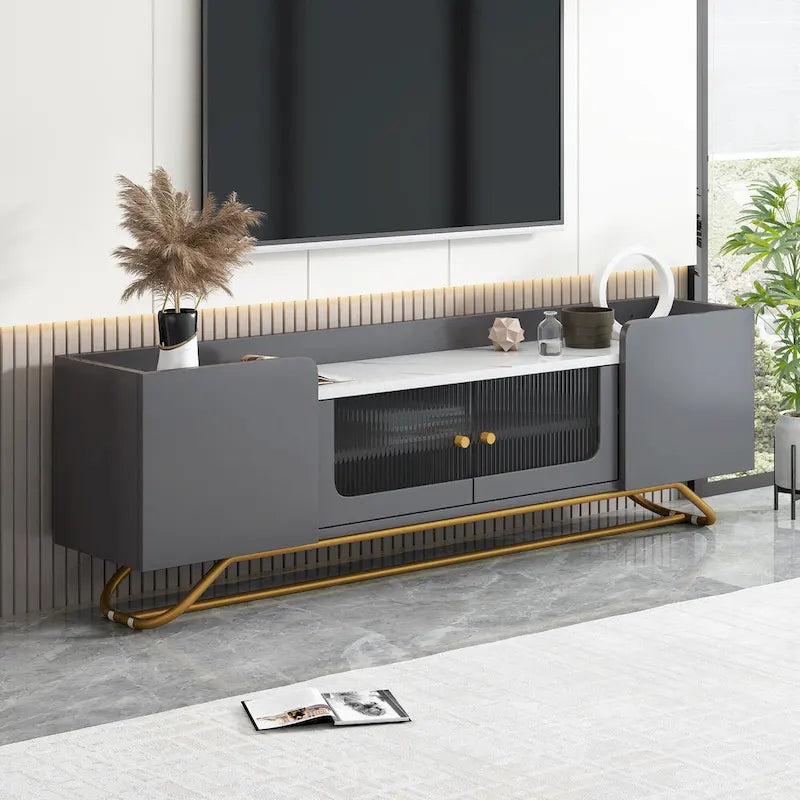 Meuble TV blanc avec portes en verre cannelé et cadre en métal doré