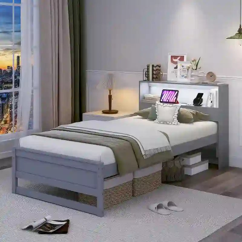 Cadre de lit double en bois avec tête de lit de rangement, station de charge et lumière LED, gris/blanc