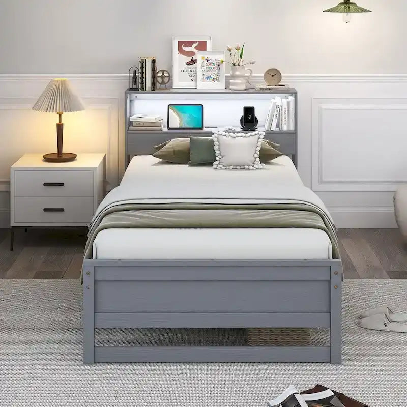 Cadre de lit double en bois avec tête de lit de rangement, station de charge et lumière LED, gris/blanc