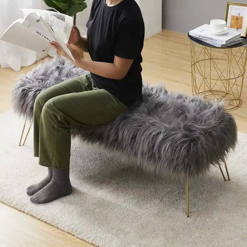 Banc long contemporain moderne en fausse fourrure Silver Orchid Nilsson
