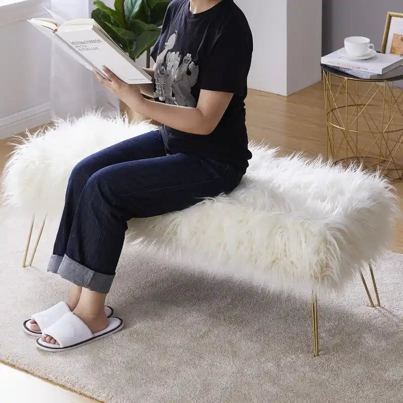 Banc long contemporain moderne en fausse fourrure Silver Orchid Nilsson