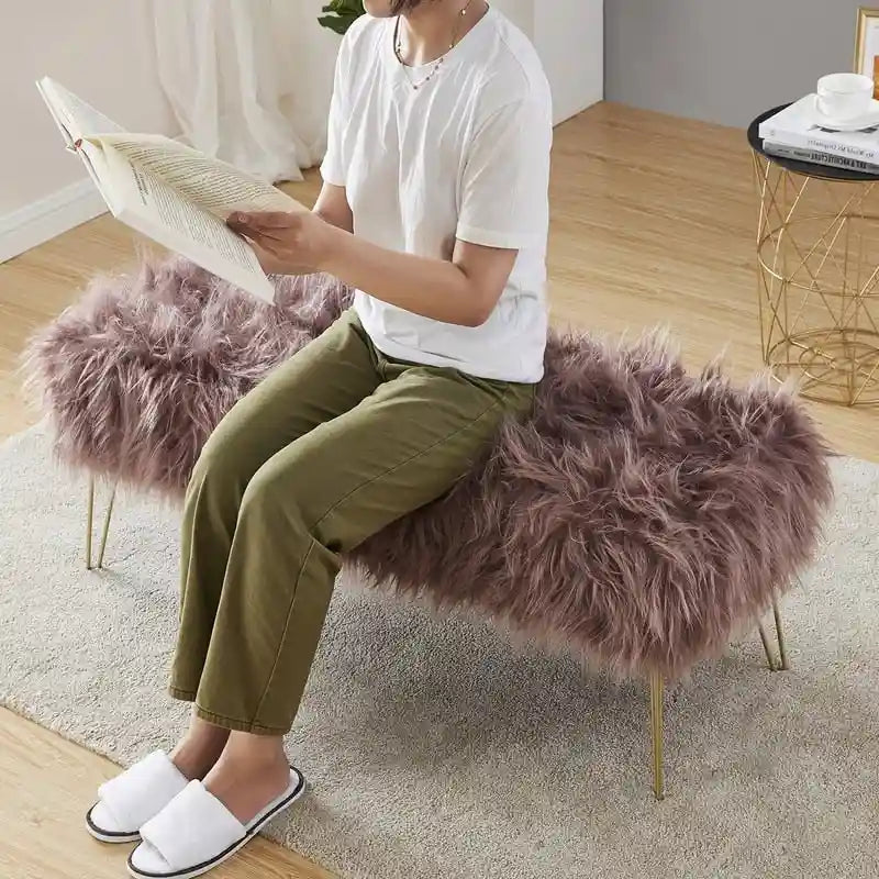 Banc long contemporain moderne en fausse fourrure Silver Orchid Nilsson