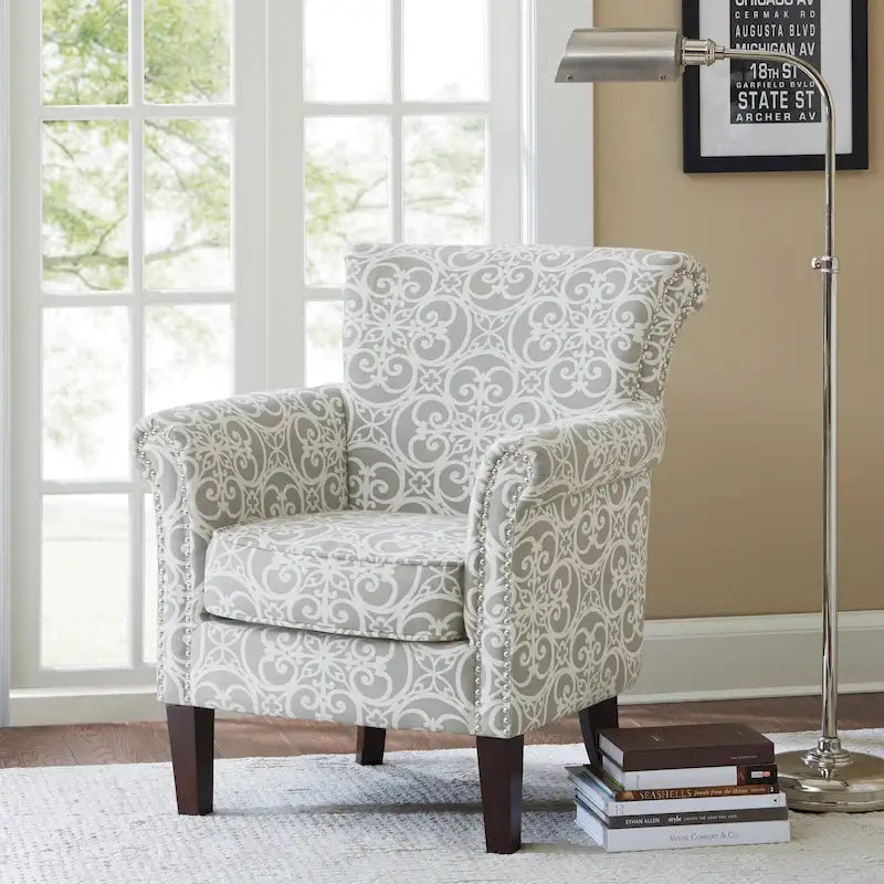 Fauteuil club capitonné avec motif de frettes et clous décoratifs argentés