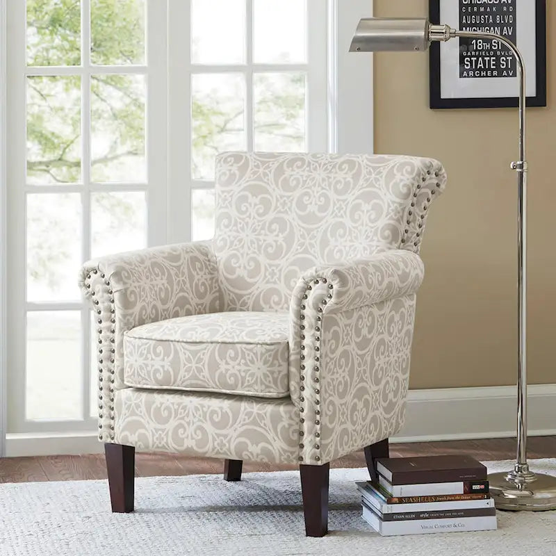 Fauteuil club capitonné avec motif de frettes et clous décoratifs argentés