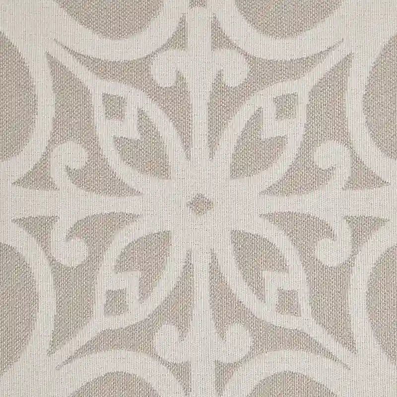 Fauteuil club capitonné avec motif de frettes et clous décoratifs argentés