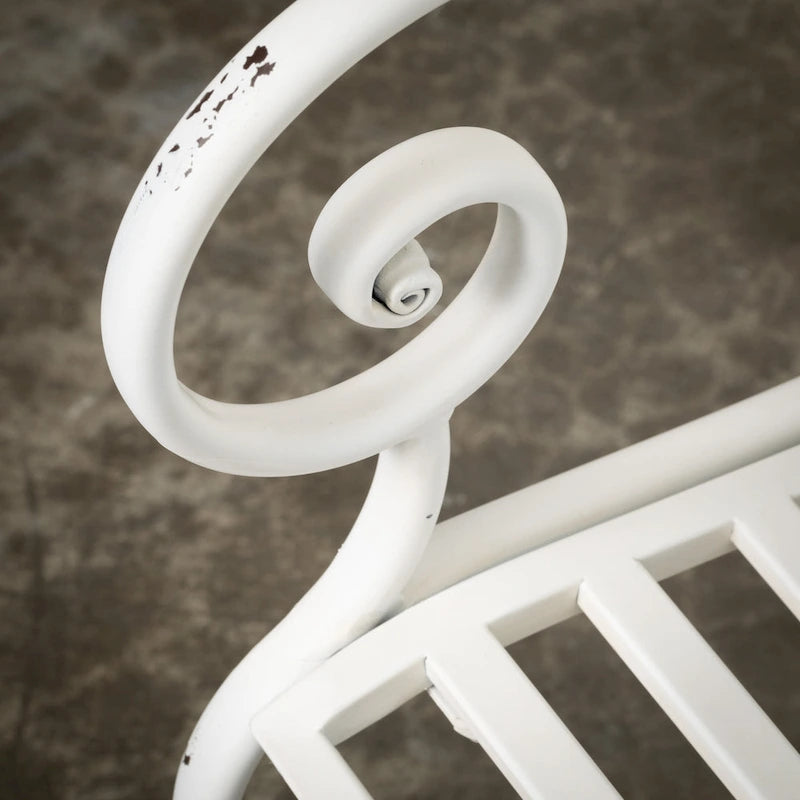 Banc de jardin en métal blanc avec dossier en arc et accoudoirs à volutes ornementales