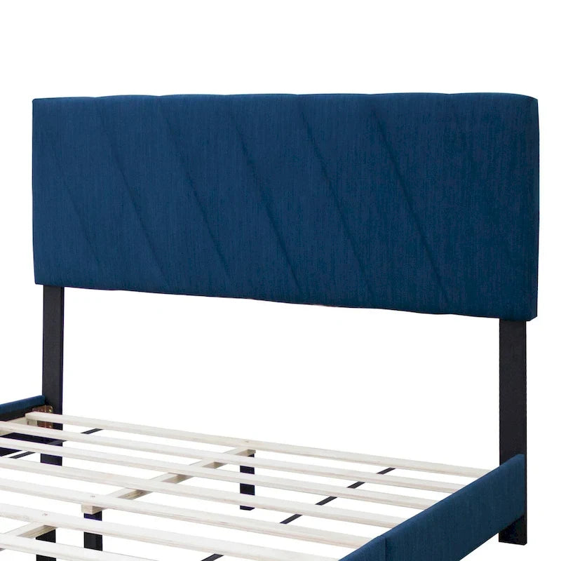 Lit plateforme Queen en lin bleu avec tête de lit capitonnée en diagonale
